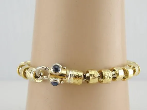 18 Karat Yellow Gold Bracelet with Faceted Links and Decorative Clasp