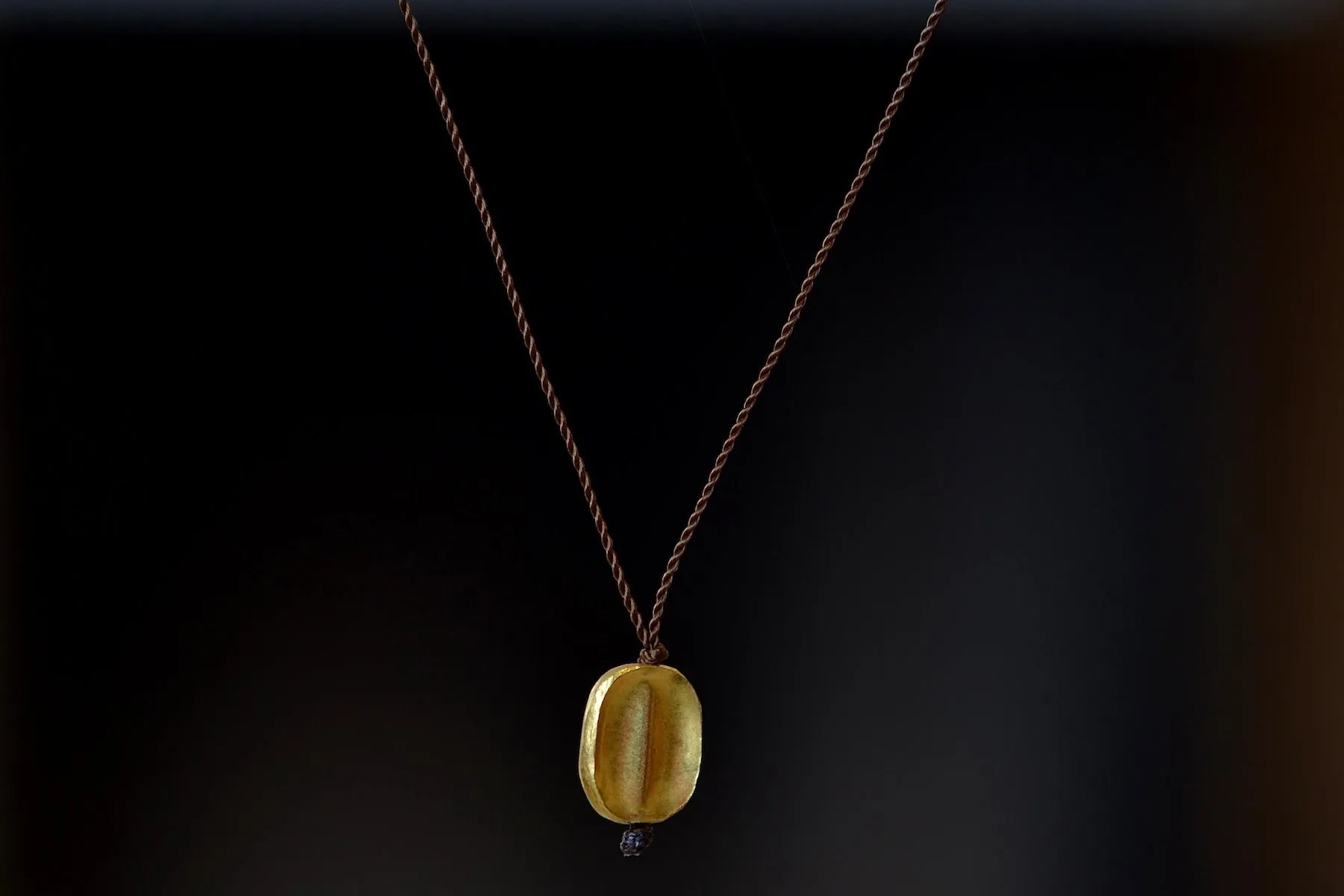 18K Gold Pendant Necklace - Elegant Seed Design for Women