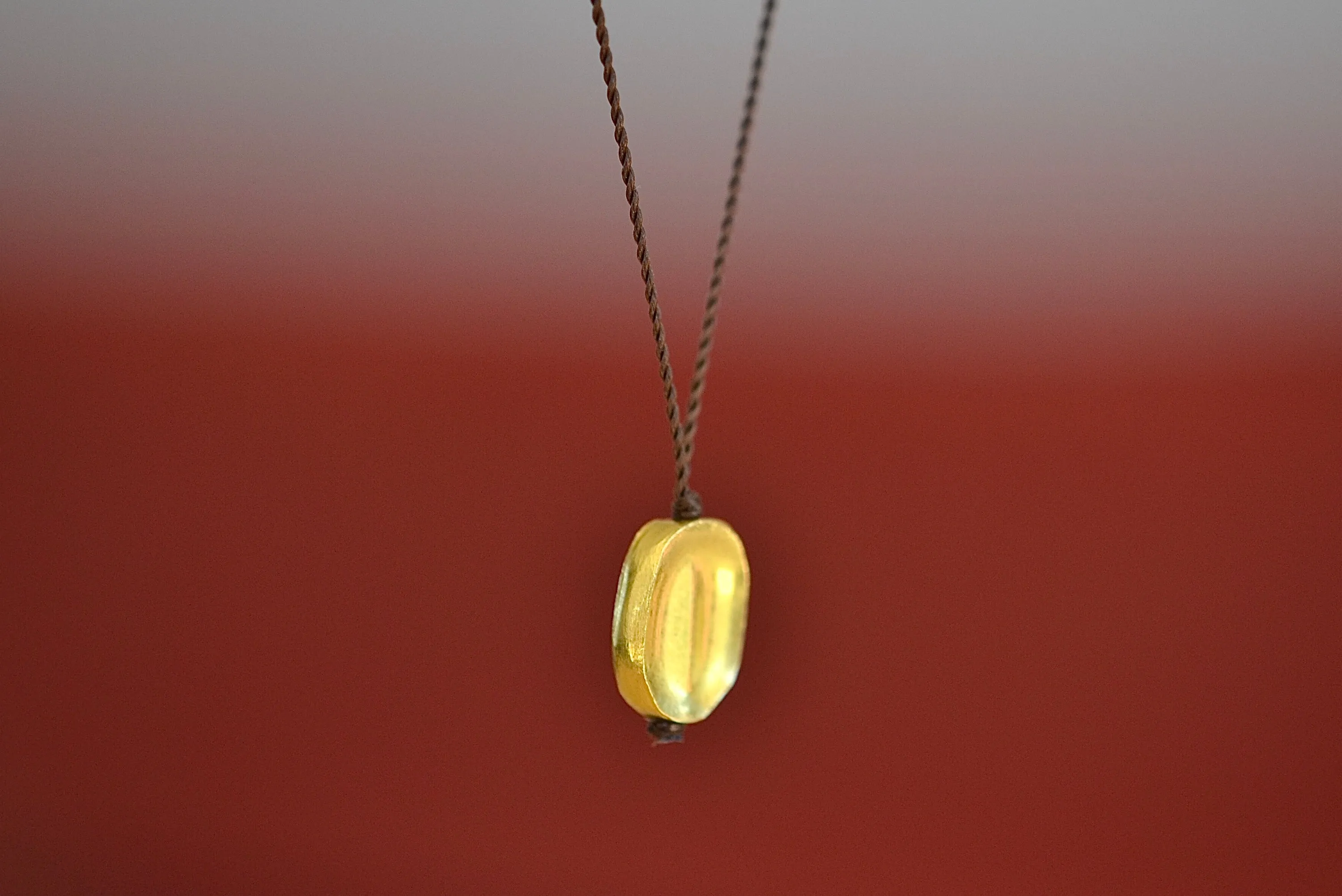 18K Gold Pendant Necklace - Elegant Seed Design for Women