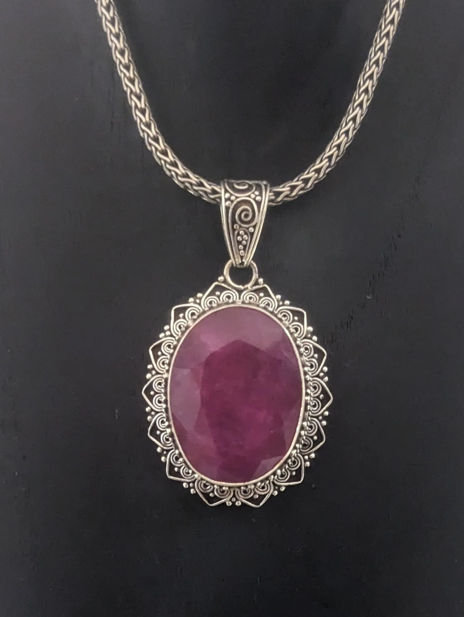Stunning Ruby Statement Necklace: A Bold and Elegant Accessory